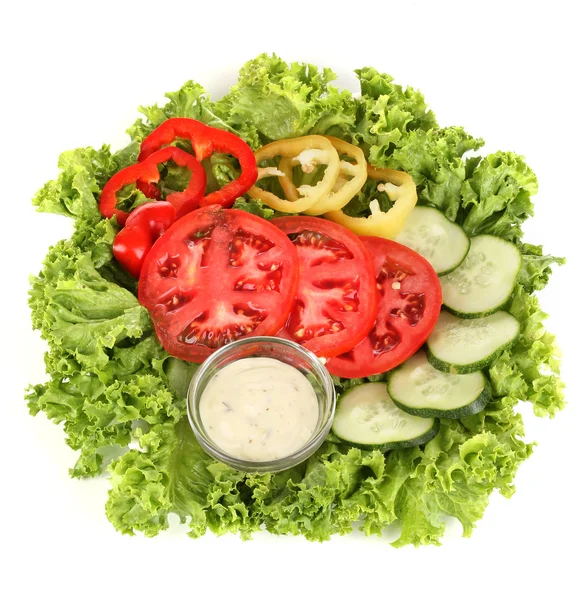 Gehakte groenten en saus op plaat geïsoleerd op wit — Stockfoto