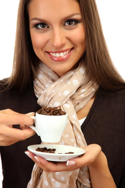 Bella giovane donna con tazza di chicchi di caffè, isolato su bianco — Foto Stock