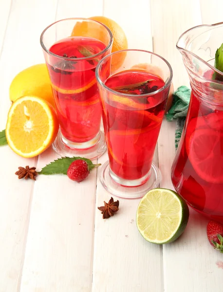 Sangría en frasco y vasos con frutas, sobre mesa de madera blanca — Foto de Stock