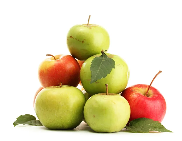 Manzanas dulces con hojas, aisladas sobre blanco — Foto de Stock