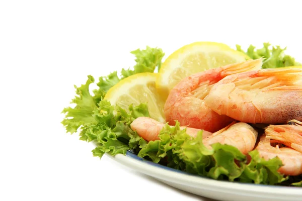 Boiled shrimps with lemon and lettuce leaves on plate, isolated on white — Stock Photo, Image