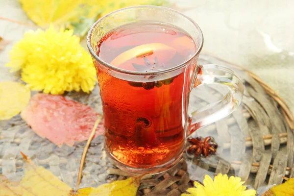 Secangkir minuman panas dan daun musim gugur, tutup — Stok Foto