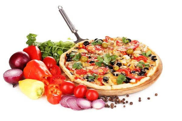 Deliciosa pizza con ingredientes alrededor aislados en blanco — Foto de Stock