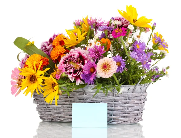 Mooi boeket van heldere bloemen in mand geïsoleerd op wit — Stockfoto
