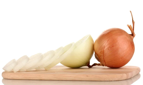 Reife geschnittene Zwiebeln an Bord isoliert auf weiß — Stockfoto