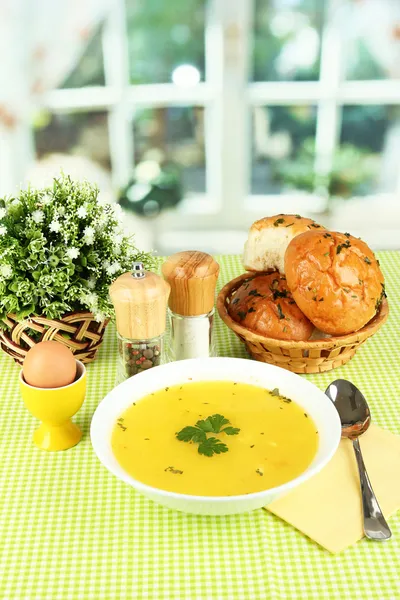 Soupe parfumée en assiette blanche sur nappe verte sur fond de fenêtre close-up — Photo