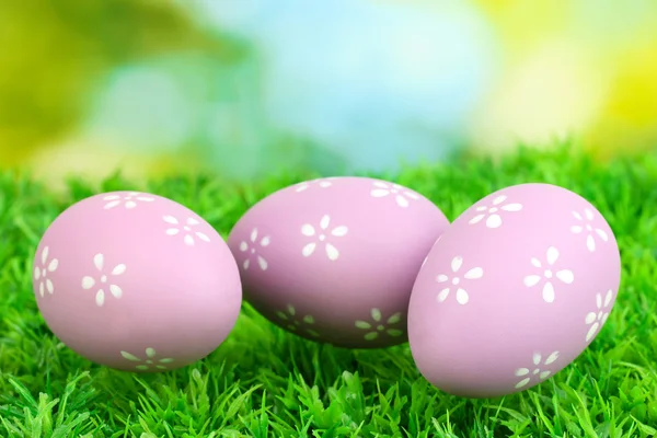 Barevná velikonoční vajíčka na trávě — Stock fotografie