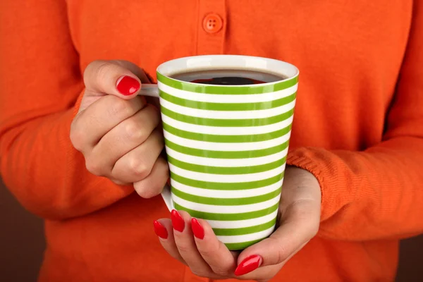 Le mani che tengono la tazza di bevanda calda, primo piano — Foto Stock