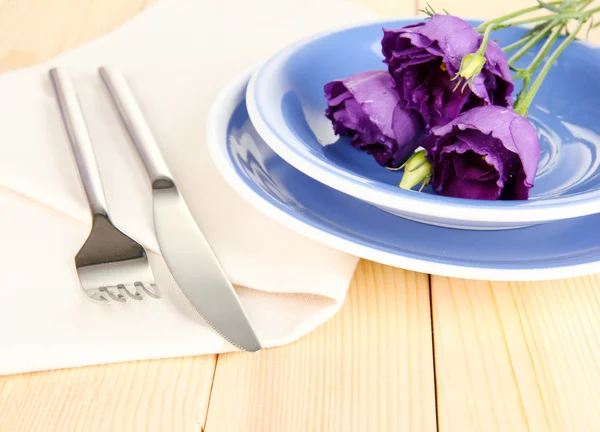 Tableware with flower on bright napkin close-up — Stock Photo, Image