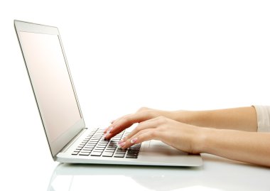 eller üzerinde beyaz izole bir beyaz laptot yazma