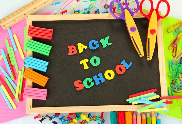 okul ile küçük yazı tahtası beyaz arka plan üzerinde sağlar. okula dönüş