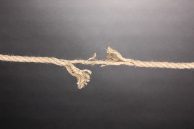 gri arka plan üzerinde ip breaking