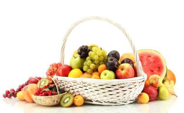 egzotik meyve ve çilek beyaz izole sepetler içinde ürün çeşitliliği