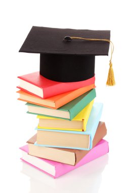 grad şapka ile üzerine beyaz izole kitap