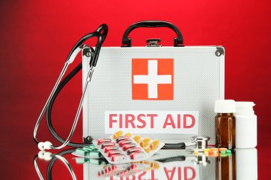 kırmızı zemin üzerine ilk yardım kutusu