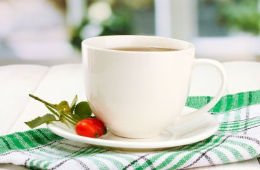 ahşap masa üzerinde hip Güllü çay