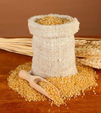 arnautka spikelets üzerinde kahverengi zemin yakın olan torba içinde