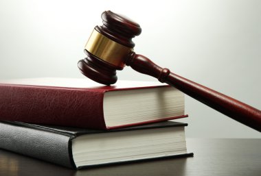 tahta tokmak ve gri arka plan üzerinde ahşap masa üzerine kitaplar