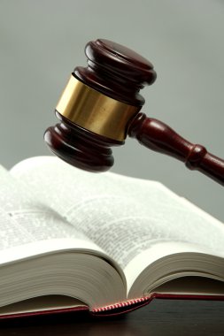 tahta tokmak ve gri arka plan üzerinde ahşap masa kitap