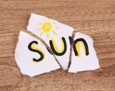 yırtık kağıt kelimelerle sun ahşap masa yakın çekim