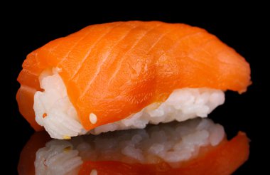 siyah üzerine izole lezzetli sushi