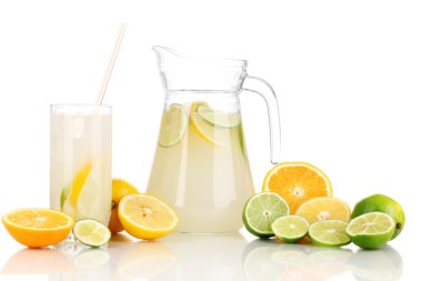 narenciye limonata sürahi ve bardak izole üzerinde beyaz etrafında narenciye