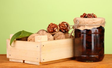 reçel kavanoz ceviz ve yeşil zemin üzerine ahşap kutu