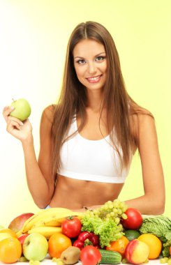 meyve ve sebze, yeşil zemin üzerine ile güzel genç kadın