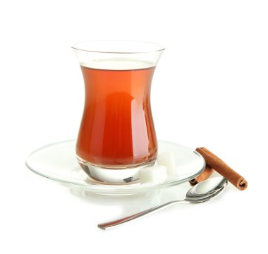 Türk çayı üzerinde beyaz izole, bardak