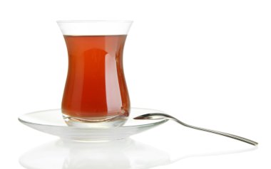Türk çayı üzerinde beyaz izole, bardak