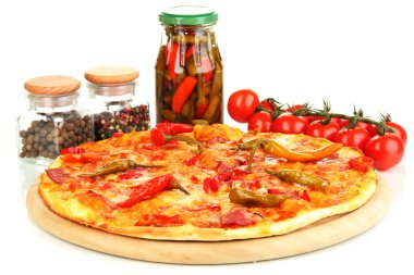 sebzeler üzerinde ahşap tahta üzerinde beyaz izole lezzetli biberli pizza