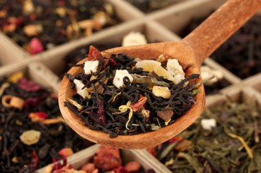 Ahşap kutusunda, Kuru çay çeşitleri yakın çekim