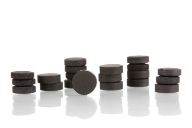 aktif karbon tabletleri üzerinde beyaz izole içinde