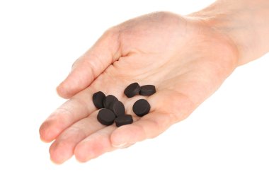aktif kömür üzerine beyaz izole el