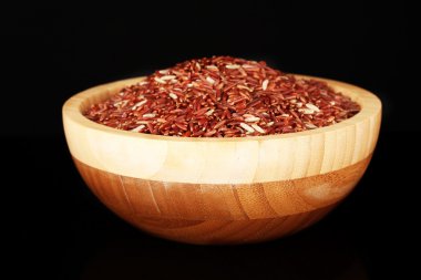 ahşap kase üzerine siyah izole kırmızı pirinç