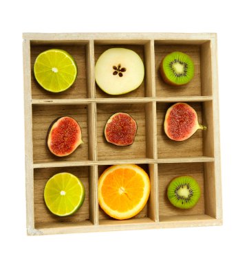 Ahşap kutusunda üzerinde beyaz izole dilimlenmiş meyve