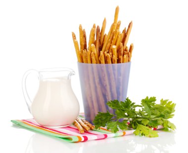 lezzetli kızarmış sopa üzerinde beyaz izole mor plastik kap içinde