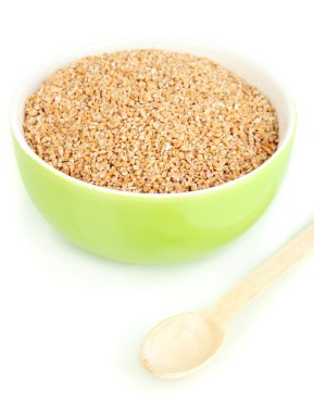 Yeşil kase üzerinde beyaz izole buğday kepeği dolu