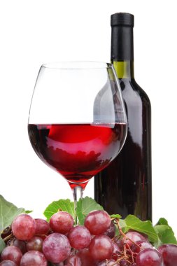 şişe ve kadeh şarap ve üzüm, üzerinde beyaz izole