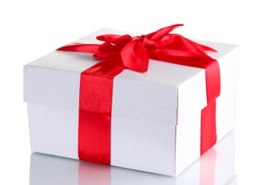 hediye kutusu üzerinde beyaz izole kırmızı kurdele ile