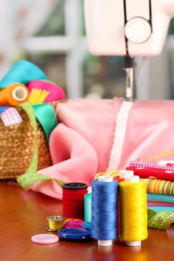 dikiş makinesi ve kumaş aydınlık arka plan üzerinde