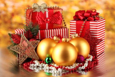 altın arka plan üzerinde Noel dekorasyon ve hediye kutuları