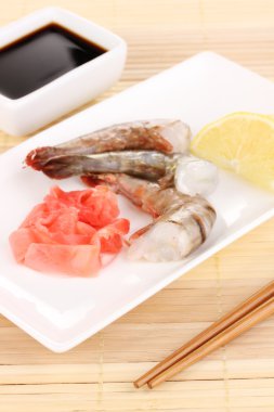 zencefil ve limon ile tabak karides şiş