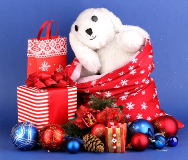 Yeni yıl kompozisyon yılbaşı dekor ve mavi arka plan üzerinde hediye