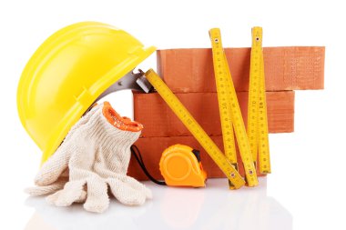 kask, rulet, tuğla ve üzerinde beyaz izole eldivenler