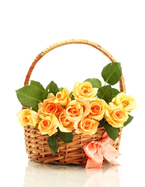 Hermoso ramo de rosas en cesta aislada en blanco —  Fotos de Stock