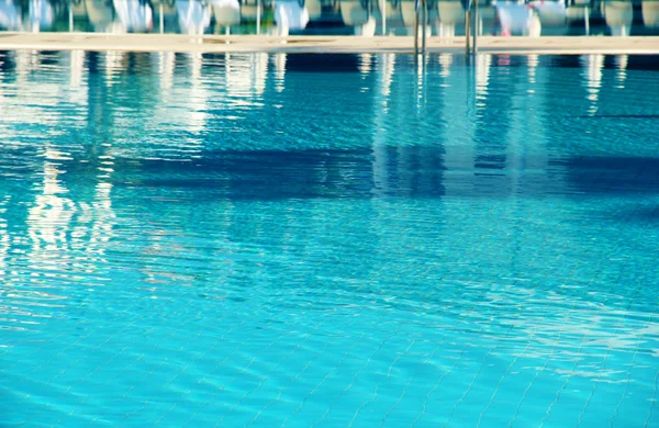 Piscina del hotel con reflejos soleados — Foto de Stock