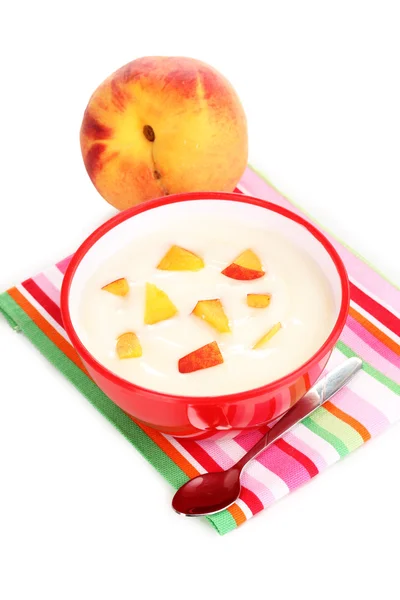 Jogurt s broskví v misce izolovaných na bílém — Stock fotografie