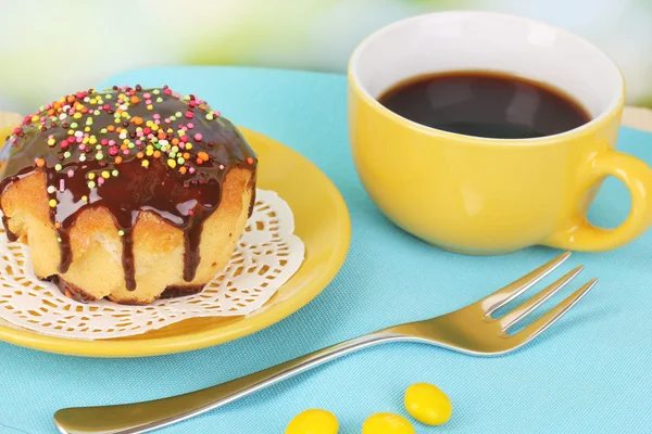 Doğa zemin üzerine çikolata ile iştah açıcı cupcake — Stok fotoğraf