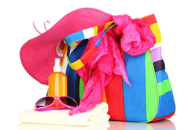 Strandtasche mit Zubehör isoliert auf weiß — Stockfoto